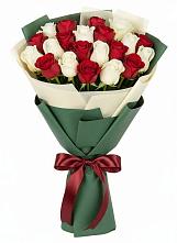 Букет Микс из красных и белых роз в Приводино