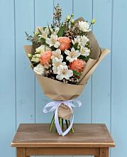 Букет цветов из:  Альстромерии, Лизиантусы, Розы и Хризантемы в Приводино