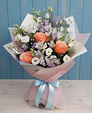 Букет цветов из:  Лизиантусы, Розы, Альстромерии и Гипсофила в Приводино