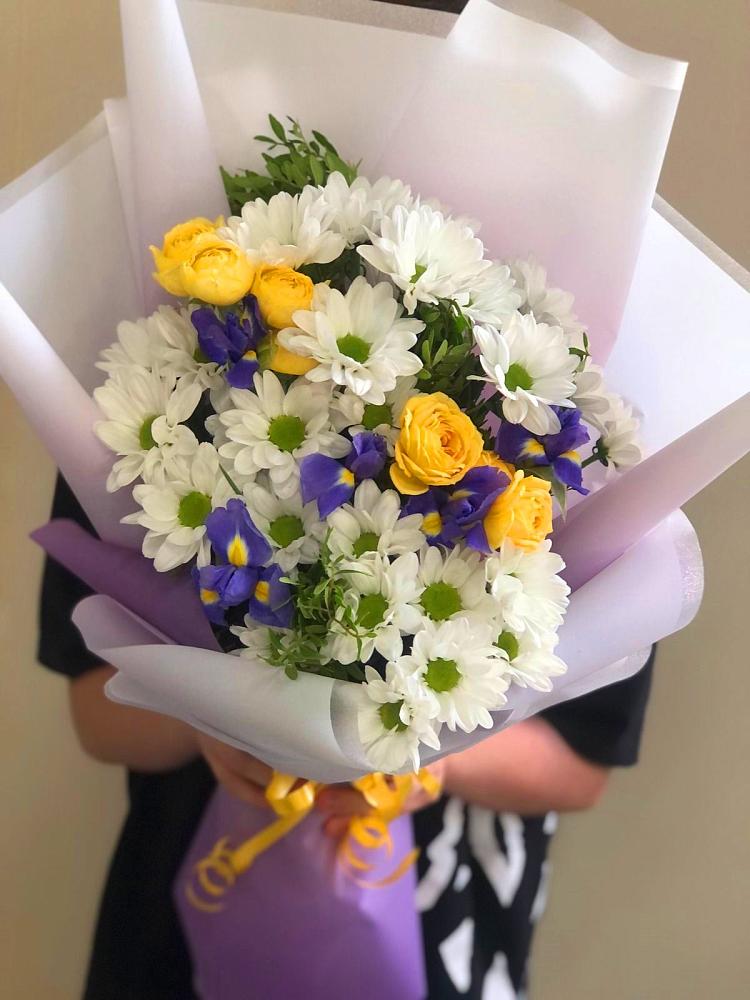 Букет цветов из: Ирисы, Хризантемы и Розы в Приводино