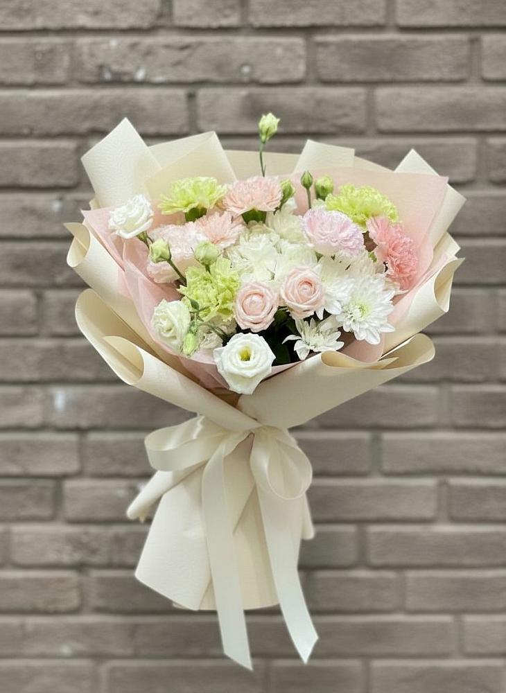 Букет цветов из: Гвоздики, Розы, Лизиантусы и Хризантемы в Приводино