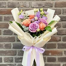 Букет цветов из:  Лизиантусы и Розы в Приводино