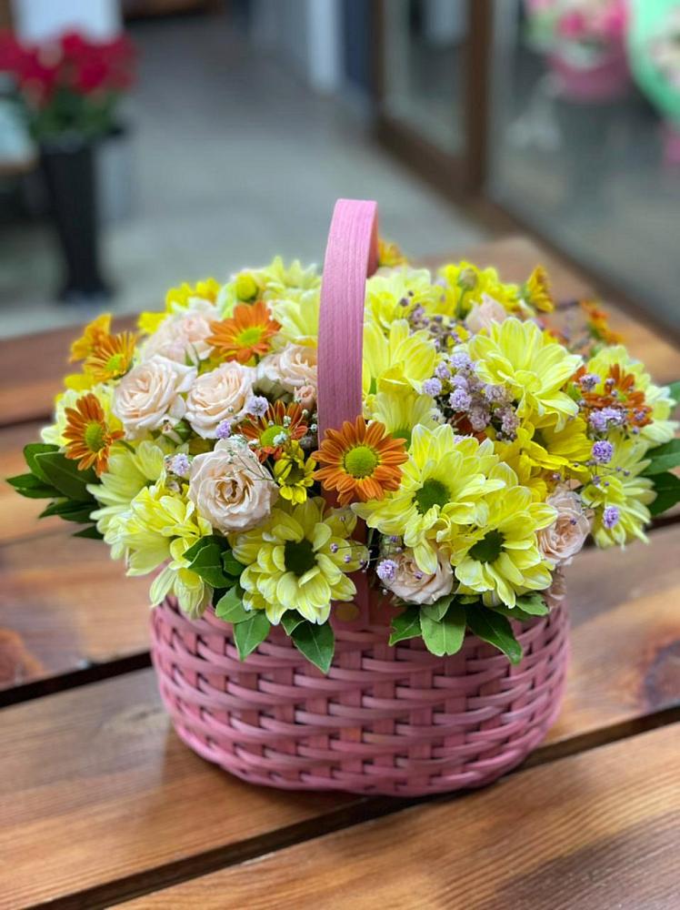 Цветочная композиция из Хризантемы и Розы в корзине в Приводино