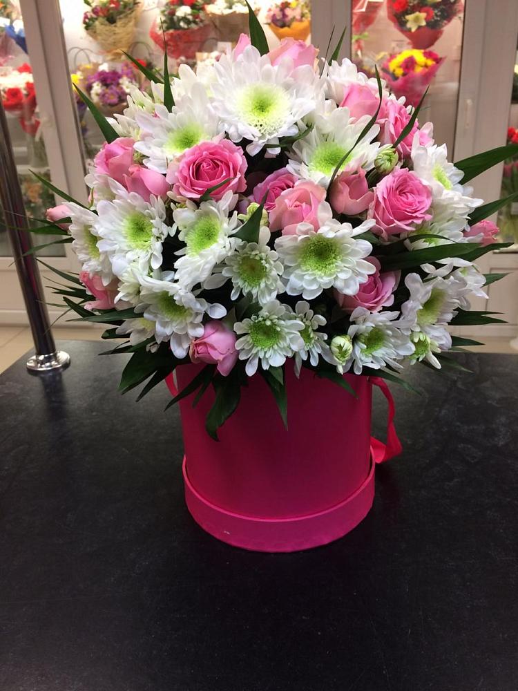 Цветочная композиция из Розы и Хризантемы в шляпной коробке в Приводино