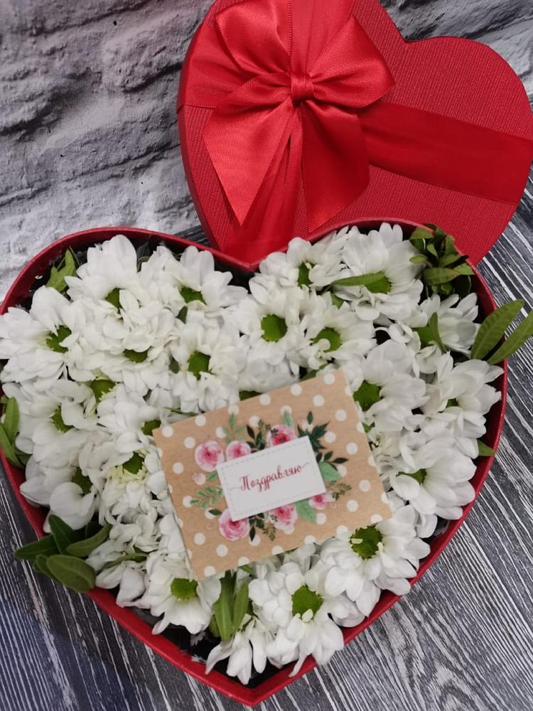 Цветочная композиция из Хризантемы в виде сердца в Приводино