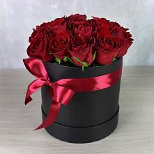 Цветочная композиция из Розы в шляпной коробке в Приводино