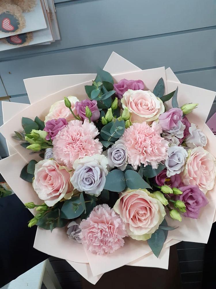 Букет цветов из: Розы, Гвоздики и Лизиантусы в Приводино